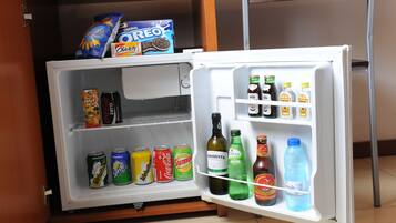 Ein offener Kühlschrank mit verschiedenen Getränken und Snacks.