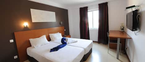 Een kluis op de kamer, een bureau, verduisterende gordijnen