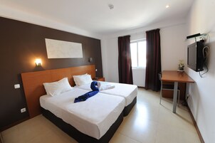 Caja de seguridad en la habitación, escritorio y cortinas blackout 