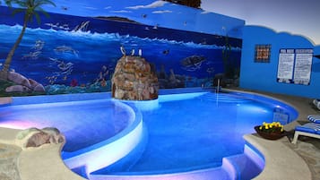 Piscine extérieure, chaises longues