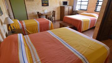 Habitación triple superior | 1 habitación, caja de seguridad en la habitación y escritorio