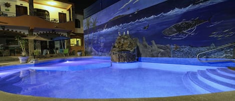 Piscine extérieure, chaises longues