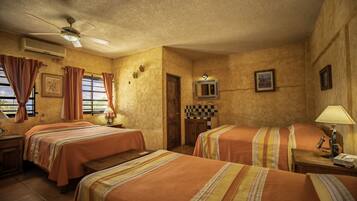 Quarto triplo superior | Cofres nos quartos, escrivaninha, ferros/tábuas de passar roupa