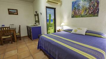 Chambre Standard, 1 grand lit | Coffres-forts dans les chambres, bureau, fer et planche Ă repasser