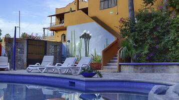 Piscina externa, espreguiçadeiras