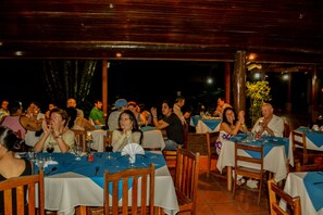 Serveert ontbijt, lunch, diner, internationale gerechten 