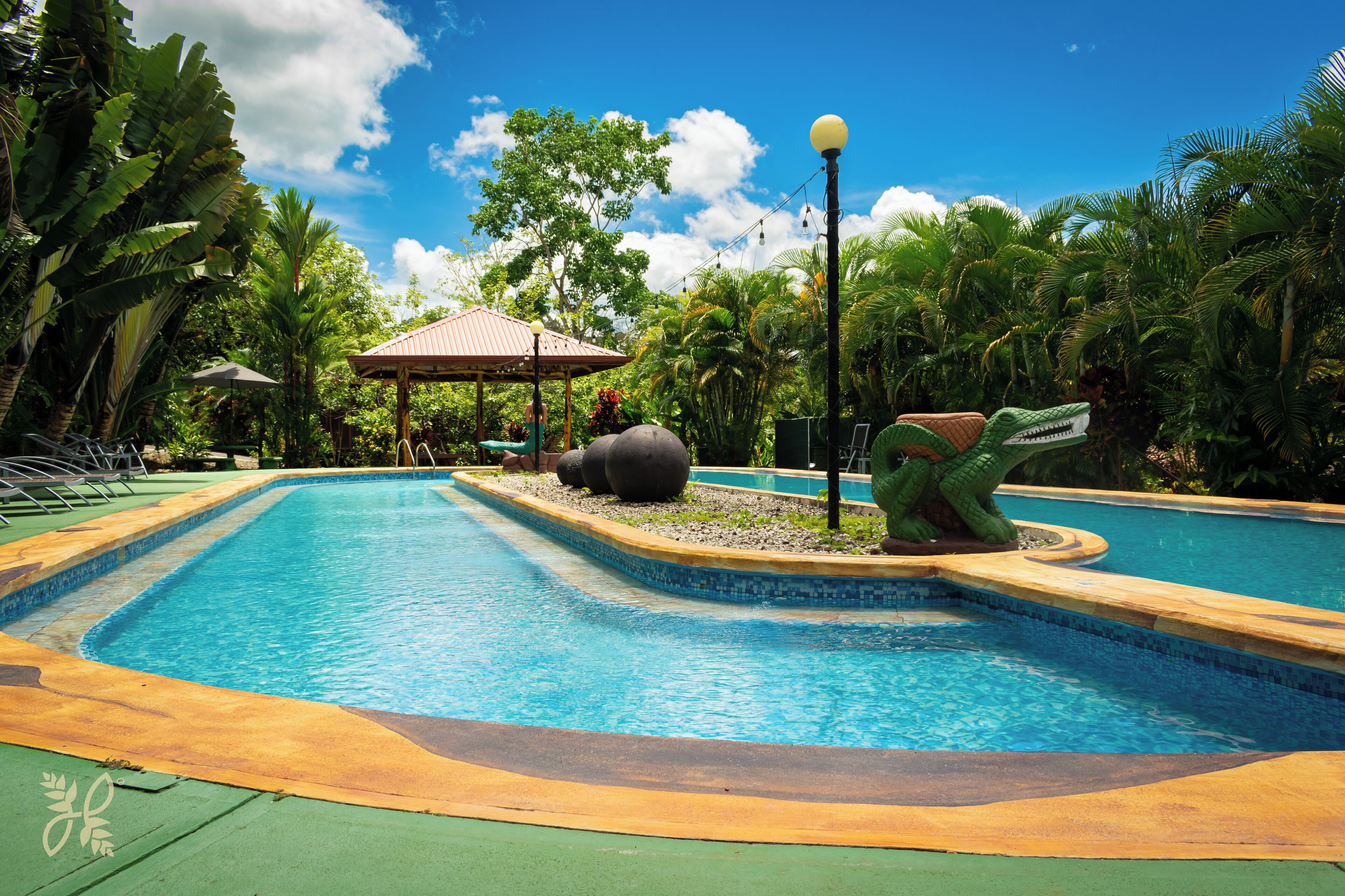2 piscines extérieures, chaises longues