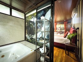 Deluxe Treehouse | Bathroom | Bathtub, free toiletries, hair dryer, towels