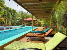 2 piscinas al aire libre (de 09:00 a 21:00), tumbonas