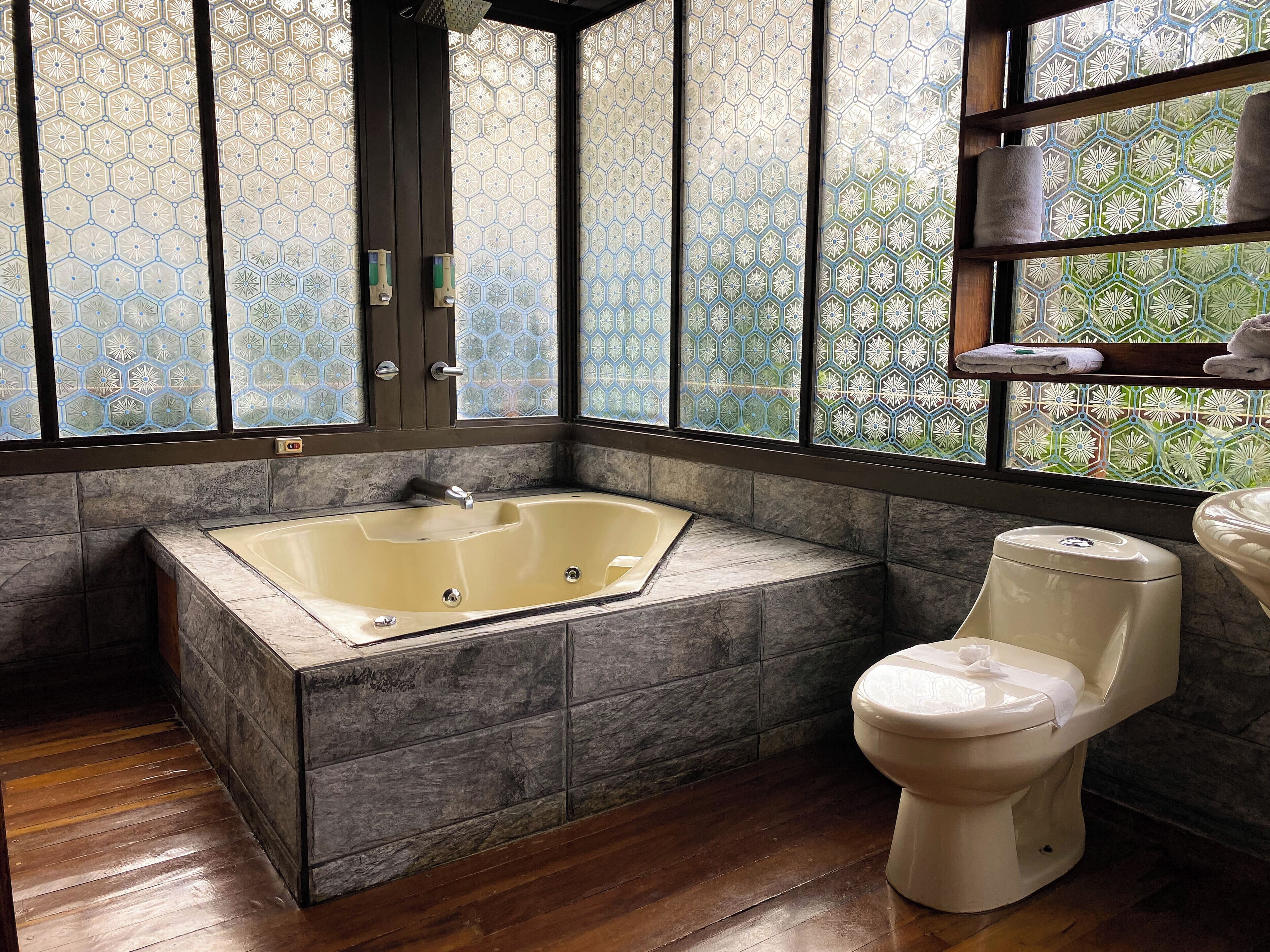 deluxe treehouse | bathroom | bathtub, free toiletries, hair dryer, towels