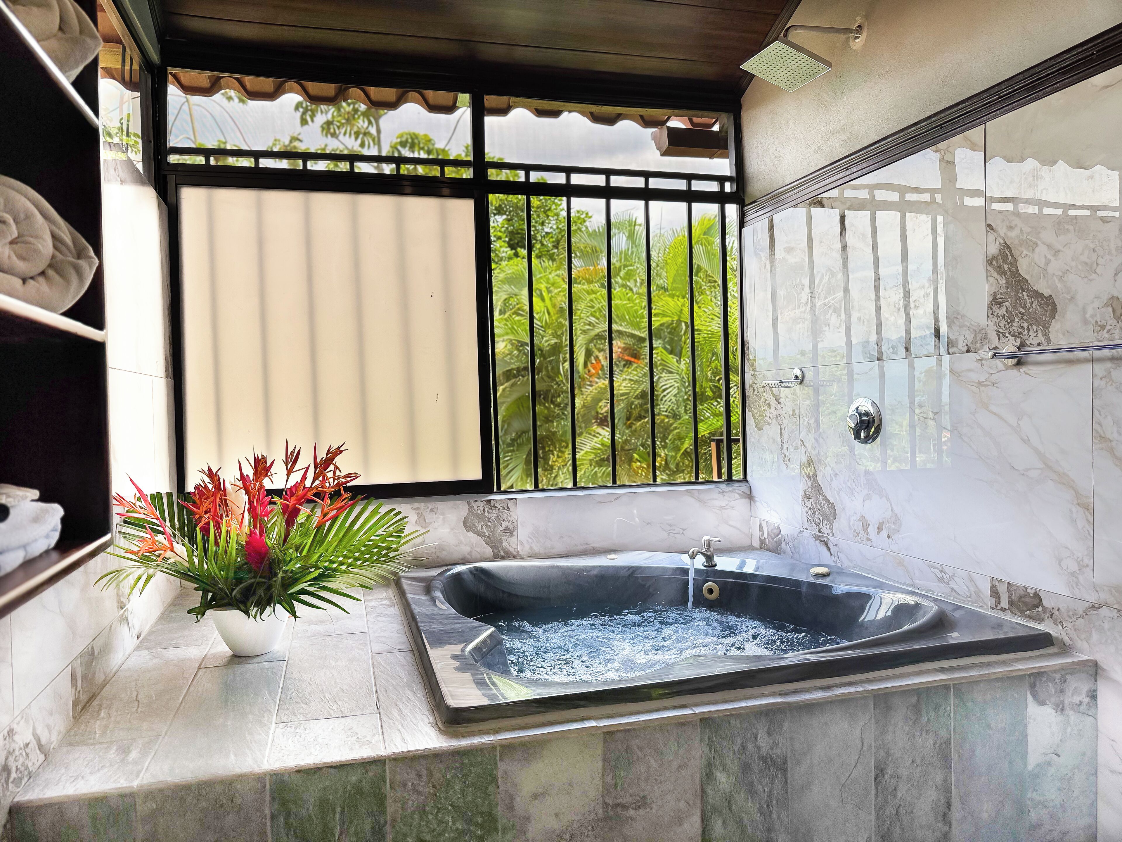 treehouse bungalow | jetted bathtub