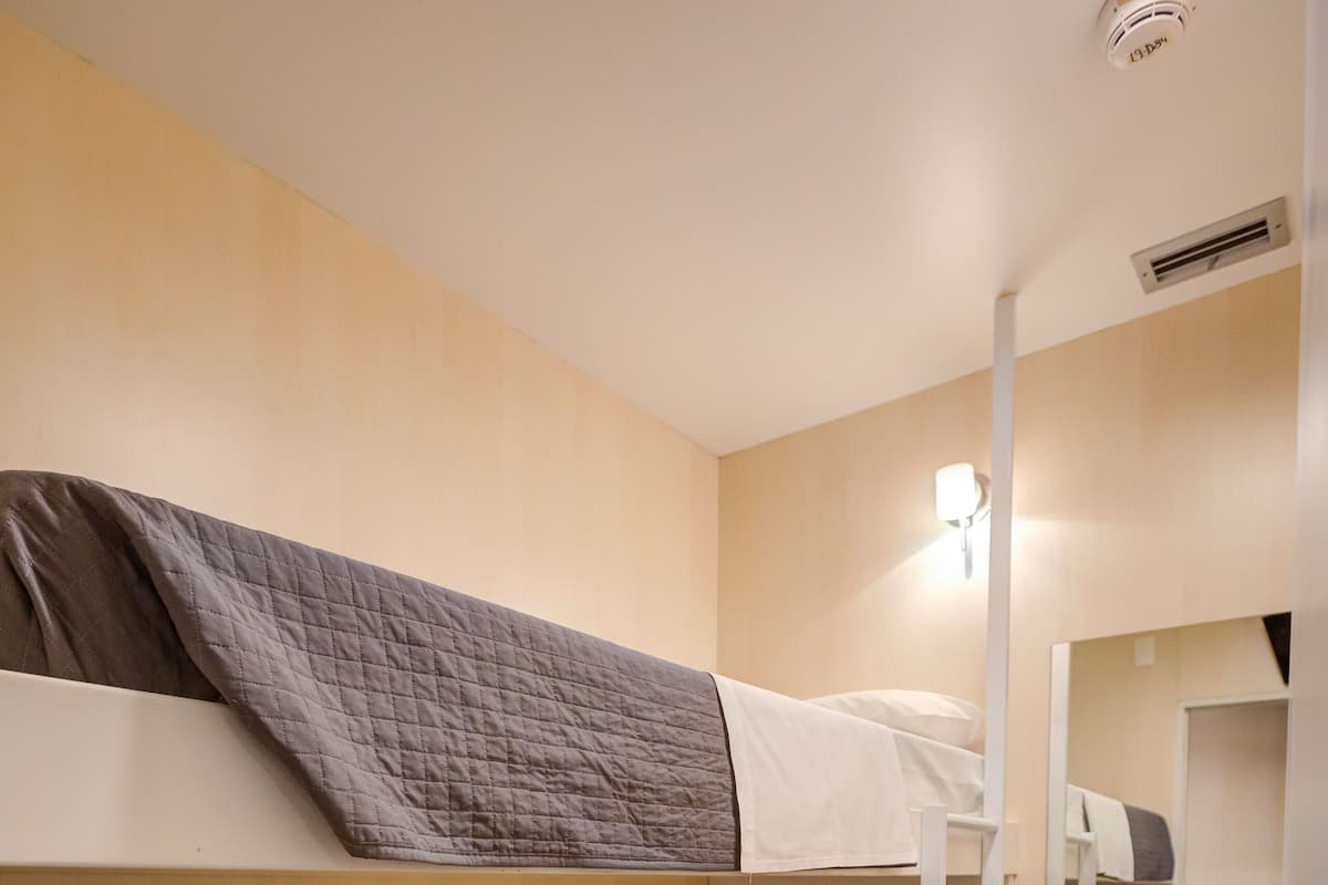 Habitación Confort con 2 camas individuales, baño compartido (domestic arrivals) | Ropa de cama hipoalergénica, wifi gratis, ropa de cama