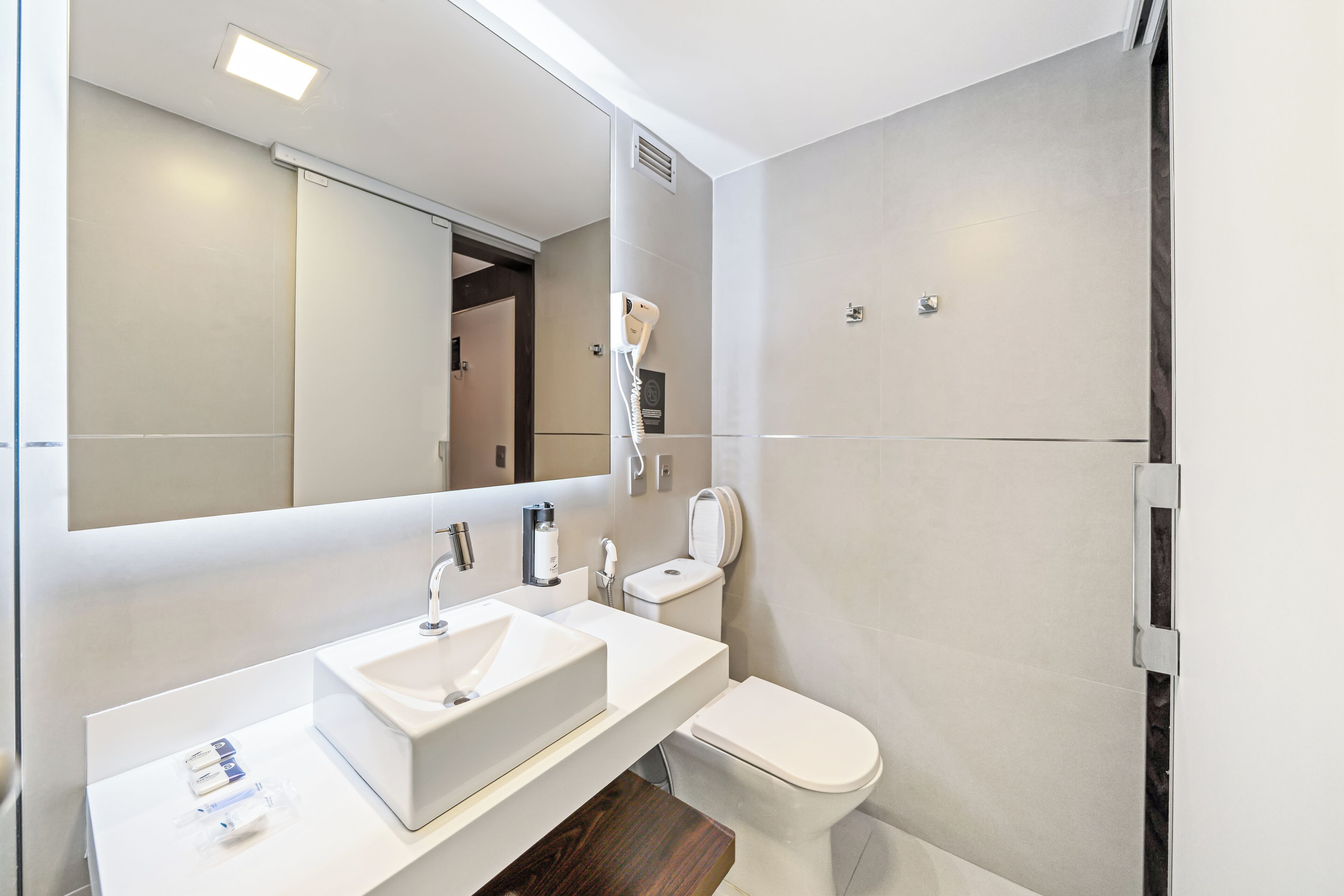 Habitación doble superior | Baño | Regadera, secadora de cabello, toallas 
