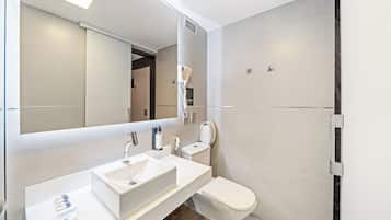 Habitación doble superior | Baño | Regadera, secadora de cabello, toallas