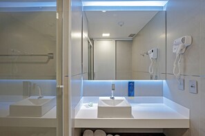 Superior Twin Room | Bathroom | Shower, hair dryer, towels - Fast Sleep Guarulhos by Slaviero Hotéis (Guarulhos)
