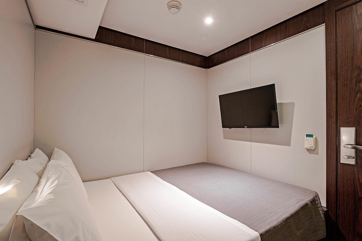 Hypo-allergenic bedding available, WiFi (free), bed sheets