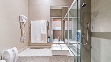 Habitación superior con 2 camas individuales | Baño | Regadera, secadora de cabello, toallas