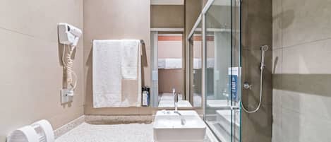 Superior Twin Room | Bathroom