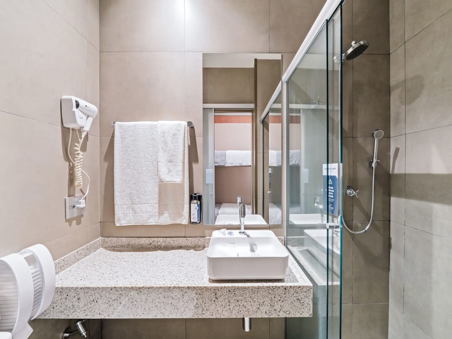Habitación superior con 2 camas individuales | Baño | Ducha, secador de pelo y toallas