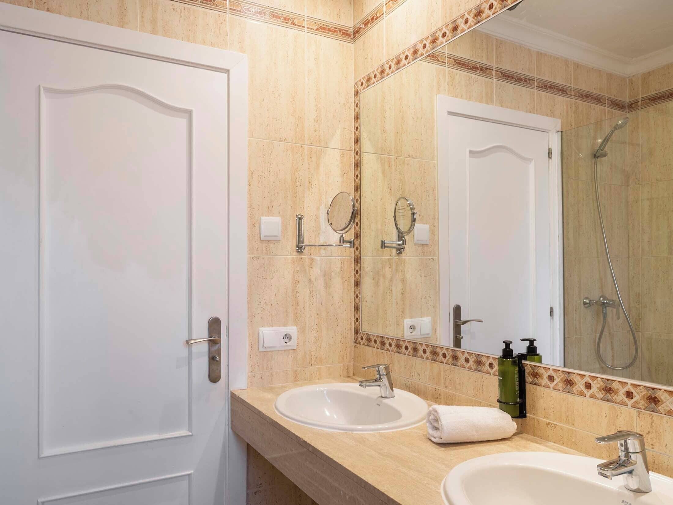 Een douche, designer toiletartikelen, een haardroger, een bidet