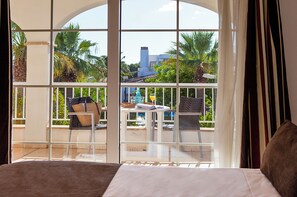 Een kluis op de kamer, een bureau, een strijkplank/strijkijzer