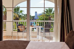 Caja de seguridad en la habitación y escritorio