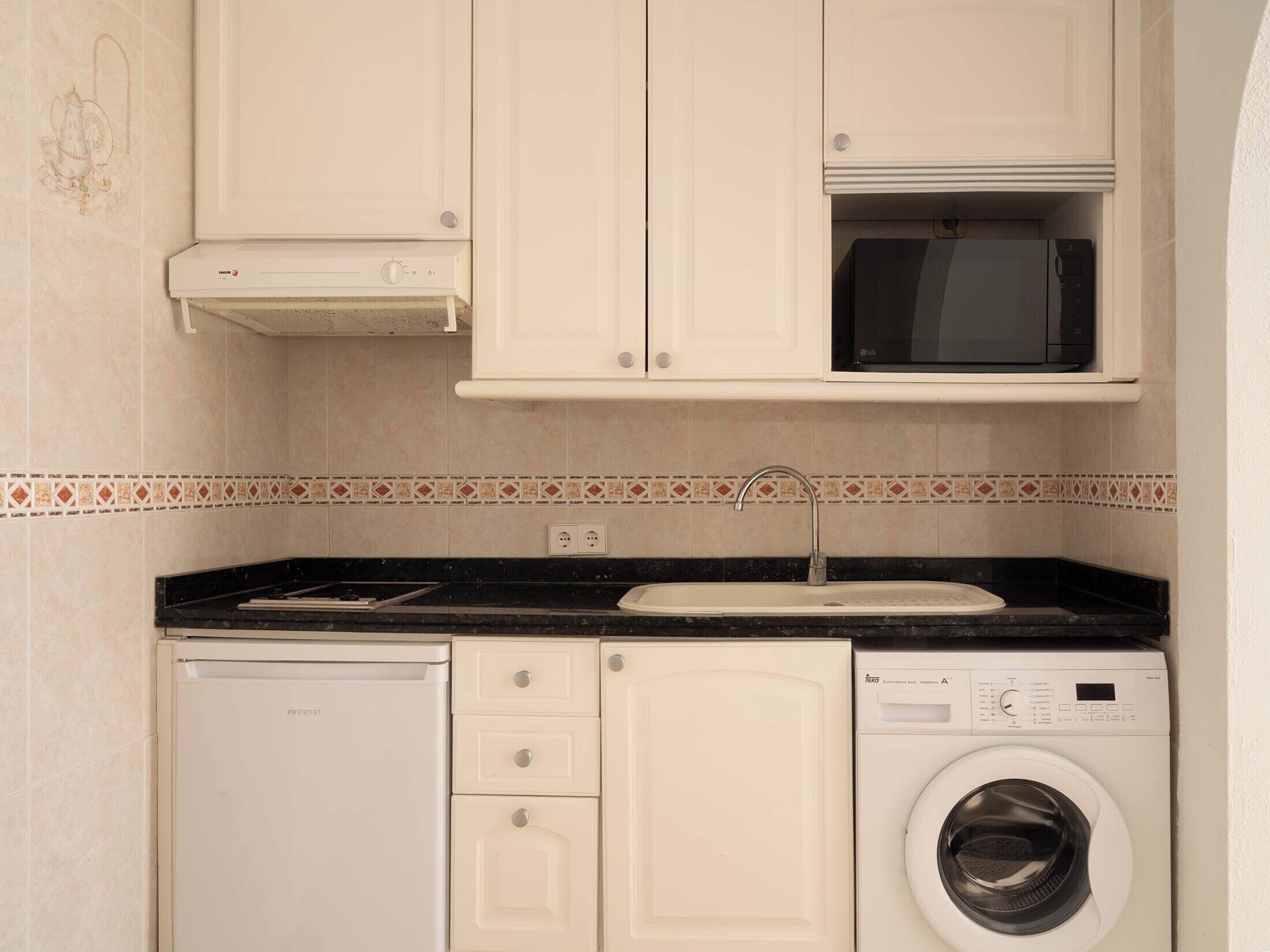 Coffee/tea maker, fridge, microwave, oven