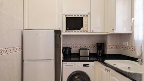 Dụng cụ pha cà phê/trà, tủ lạnh, lò vi sóng, lò nướng
