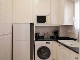 Cafetera/tetera, refrigerador, microondas, horno