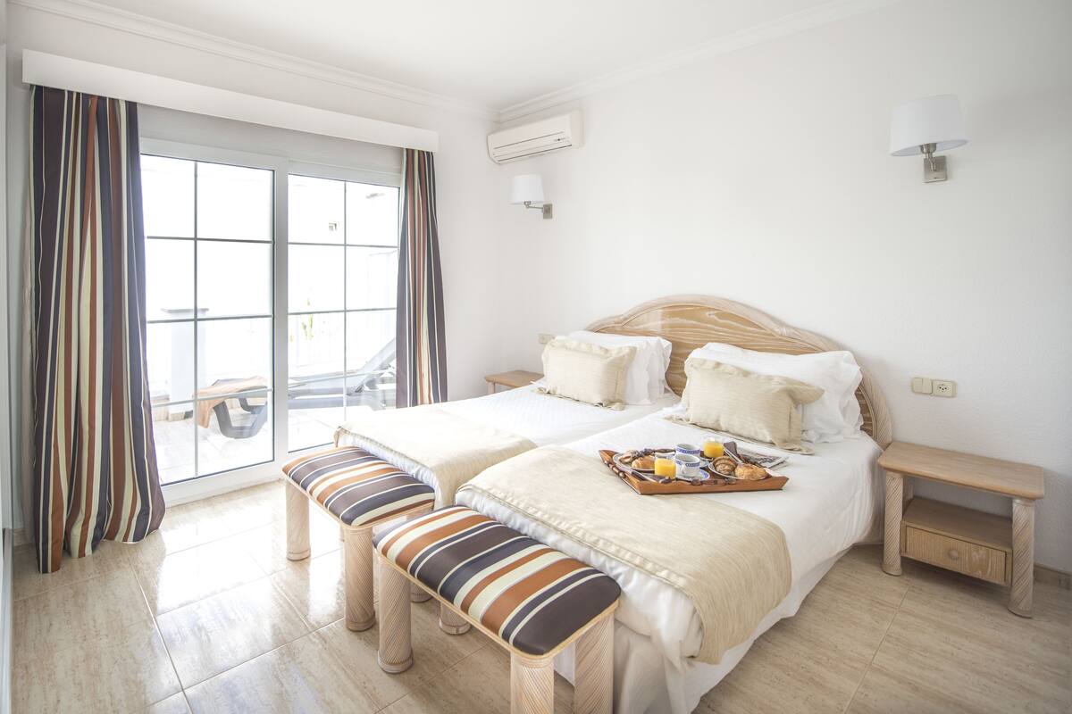 apartment, 2 bedrooms (2p) | 2 bedrooms, in-room safe, desk, iron/ironing board