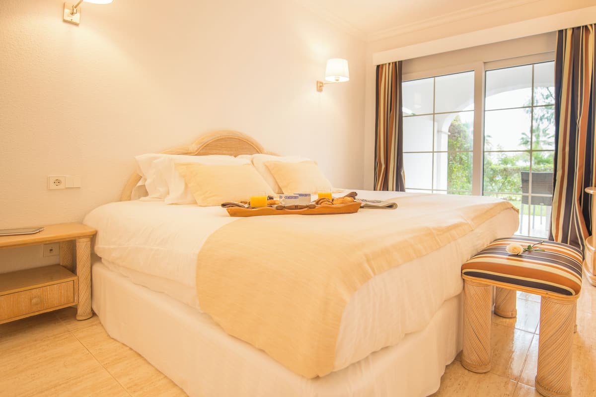 2 bedrooms, in-room safe, desk, iron/ironing board
