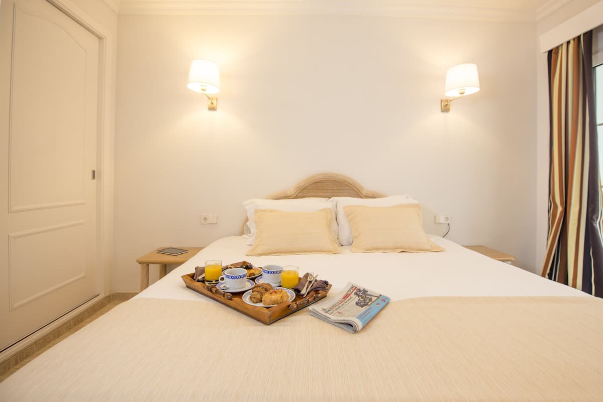 2 bedrooms, in-room safe, desk, iron/ironing board