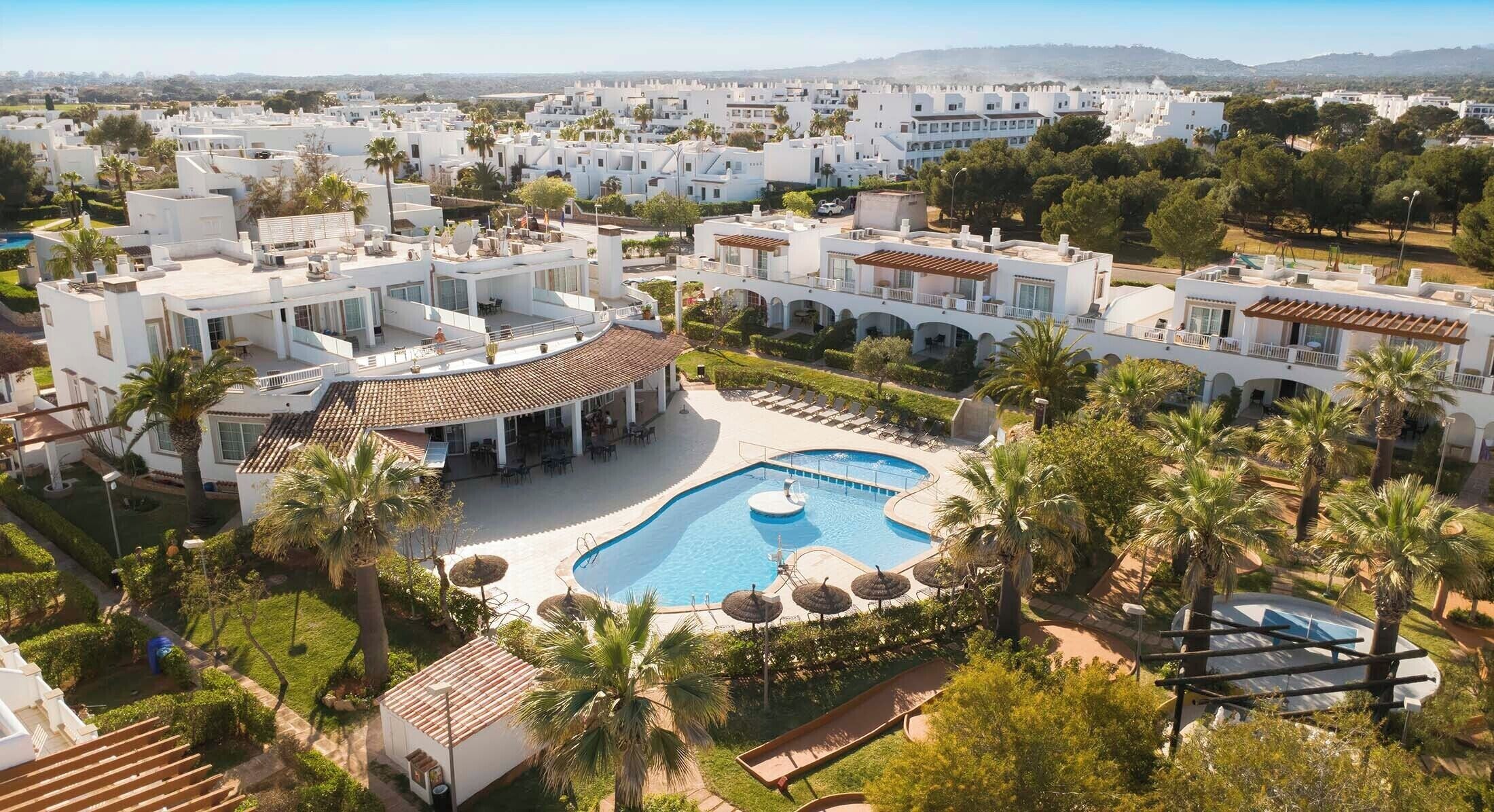 Piscina a l'aire lliure, para-sols i gandules 