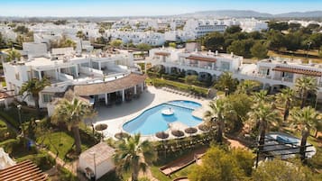 Piscina a l'aire lliure, para-sols i gandules