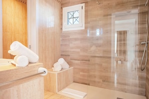 Douche, articles de toilette de luxe, sĂšche-cheveux, bidet