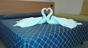 Standard Double or Twin Room | In-room safe, desk, free WiFi - SunMoon (Rome)