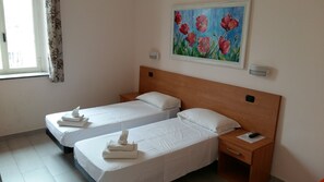 In-room safe, desk, free WiFi - SunMoon (Rome)