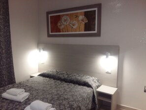 Standard Double or Twin Room | In-room safe, desk, free WiFi - SunMoon (Rome)