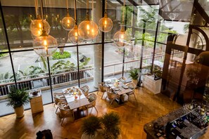 供應早餐、午餐、晚餐;多國菜;池景