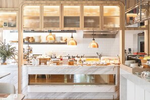 供應早餐、午餐、晚餐;多國菜;池景