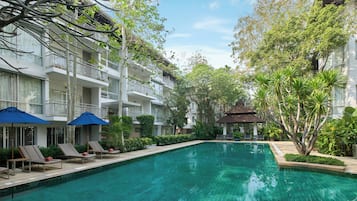 Piscina a l'aire lliure (horari: 07:00-19:00), para-sols i gandules