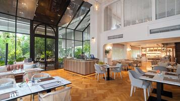 Breakfast, lunch and dinner served