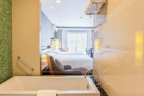 Deluxe Studio, 1 Twin Beds, Non Smoking | Deep-soaking bathtub