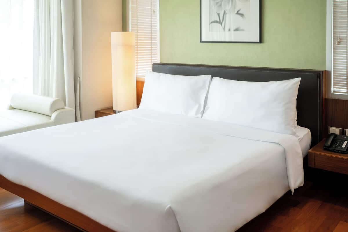 2 bedrooms, minibar, in-room safe, desk