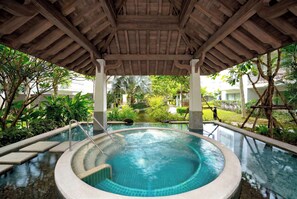Outdoor pool, open 7:00 AM to 7:00 PM, pool umbrellas, sun loungers - The Park Nine Hotel Srinakarin (Bangkok)