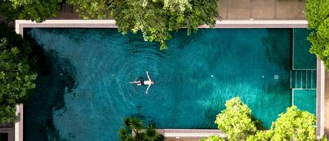 Piscine extérieure, parasols de plage, chaises longues
