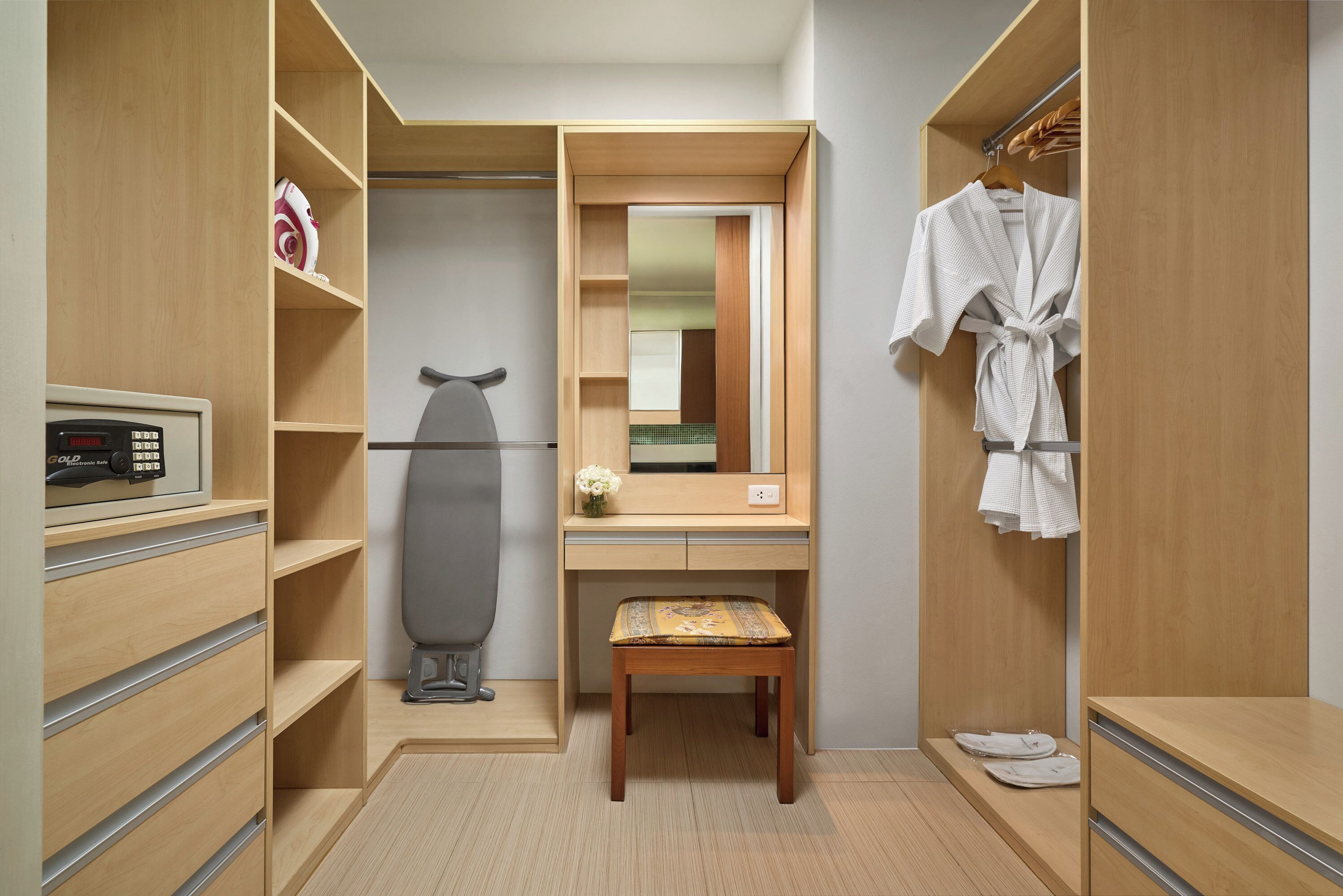 superior suite, 1 bedroom | wardrobe