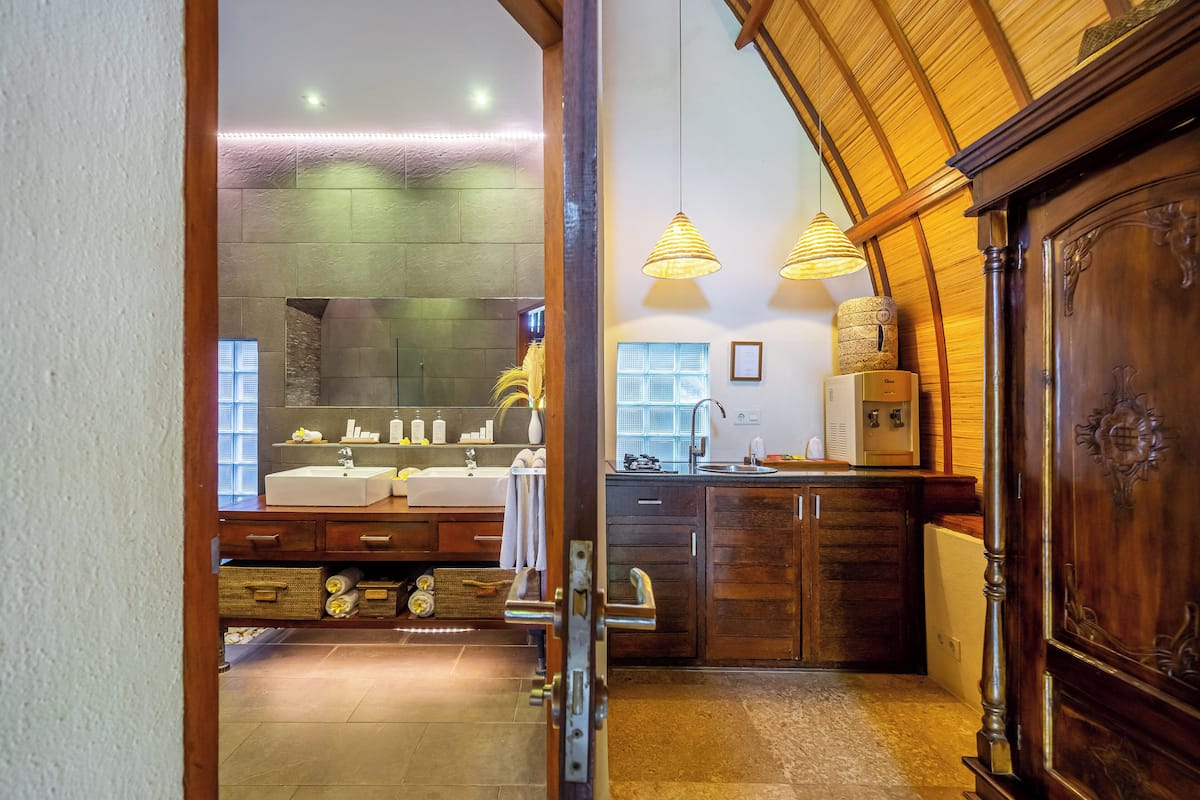 pillow-top beds, minibar, in-room safe, desk