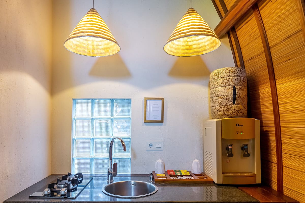 full-sized fridge, stovetop, coffee/tea maker, electric kettle