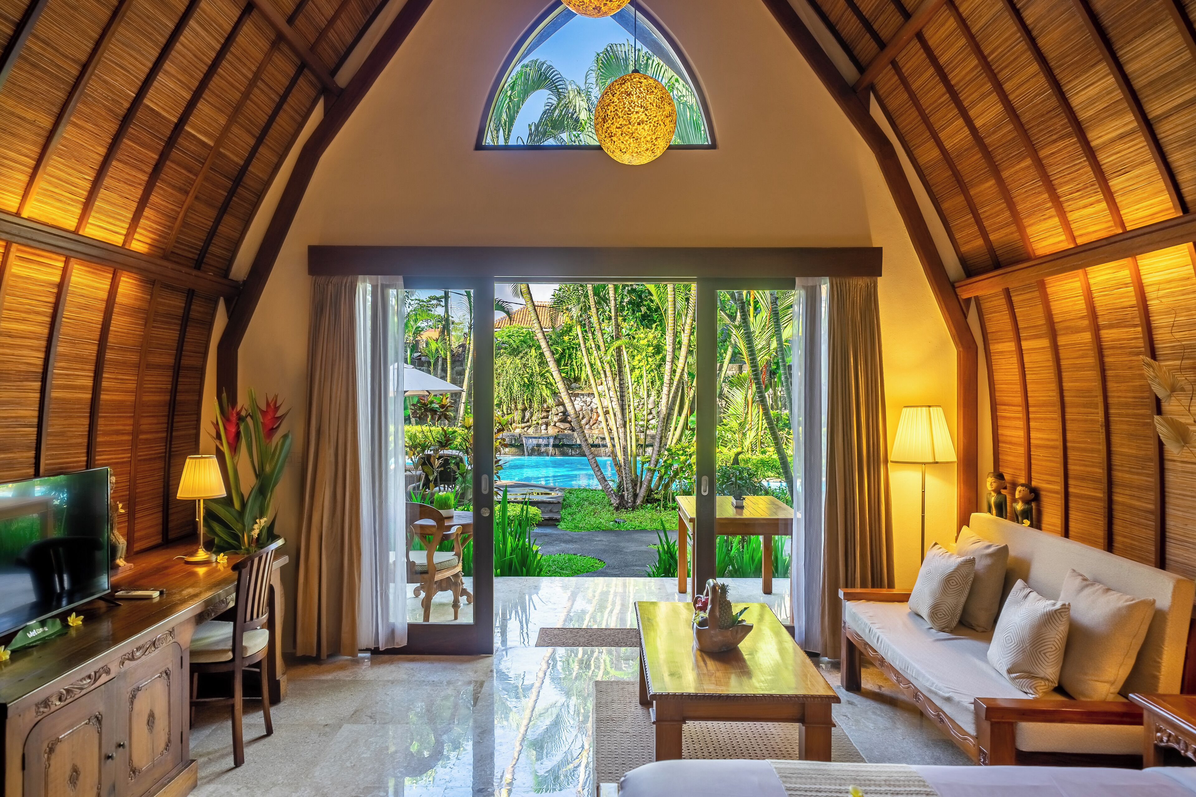 Huvila (Klumpu Kingsize) | Pillowtop-patjalliset sängyt, minibaari, tallelokero huoneessa, työpöytä